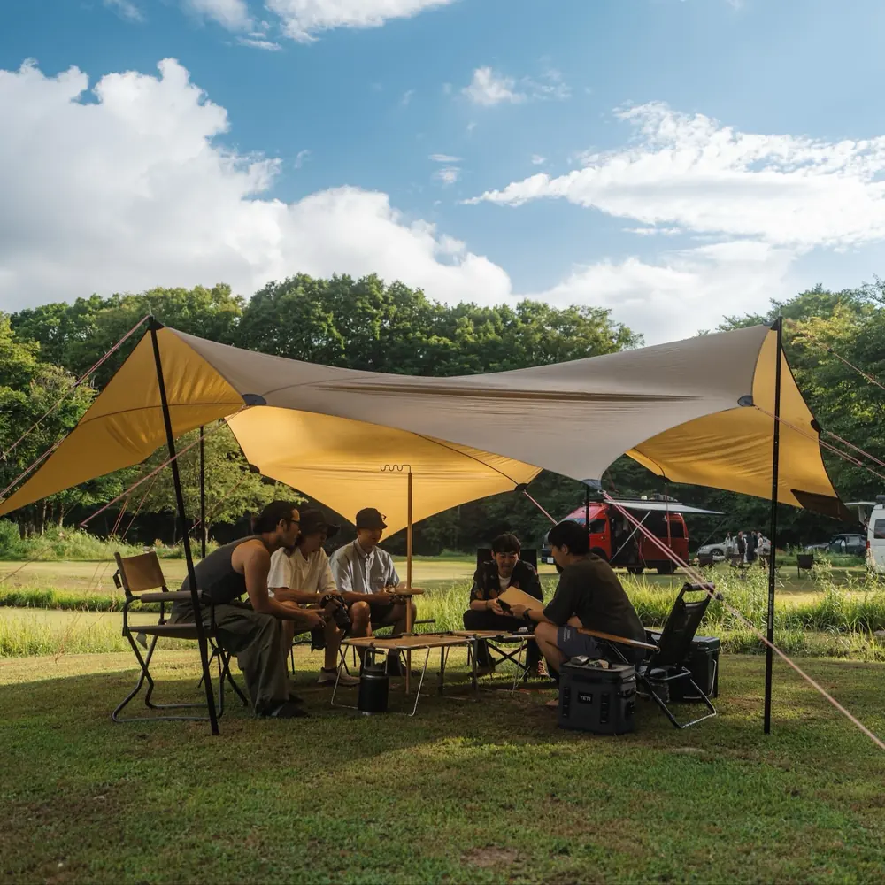 Photo Workshop　キャンプ場のタープの下で撮影を学ぶ参加者